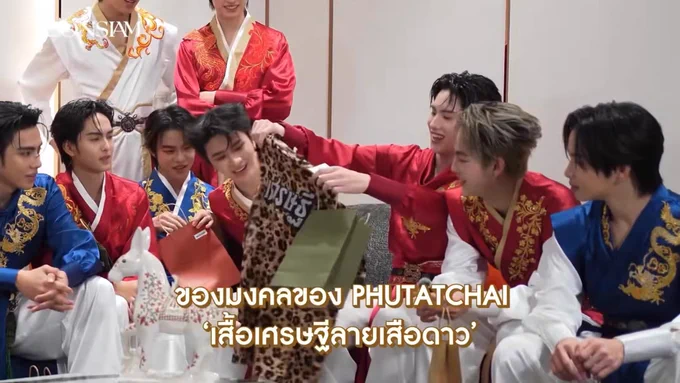 Her dance is a poem written on a mirror surface, every movement is a line full of passion and grace. Created in @dreamina_ai Model: Seedance 2.0 I used one image Prompt for video⤵️ A girl in tradition